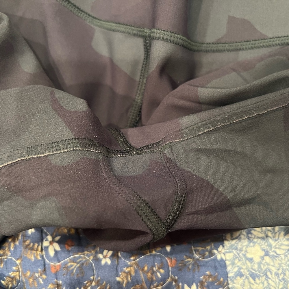 ALO Yoga Camouflage Leggings *wear* - Picture 6 of 7